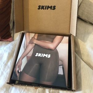 SKIMS Sculpting Short Mid Thigh XS Clay